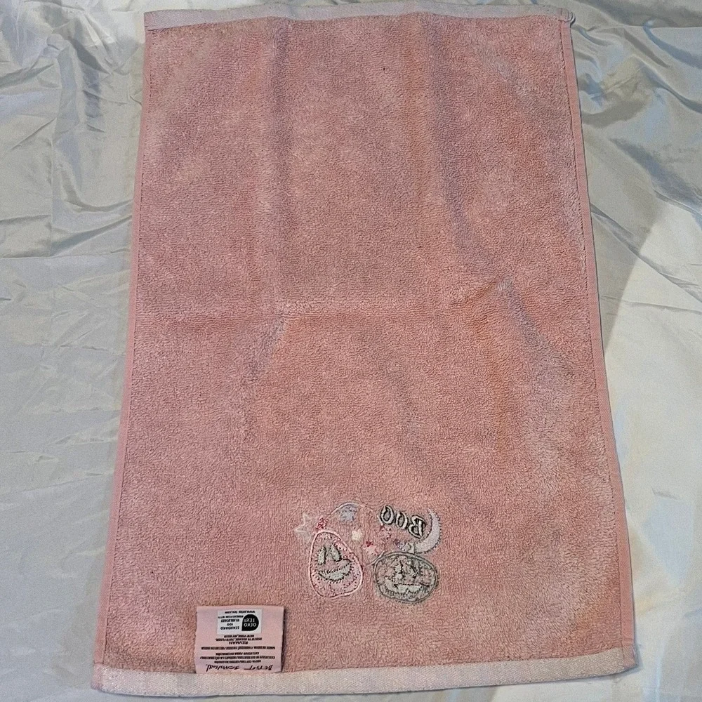 Betsey Johnson Hand Towel Set 2pc Pink Very Good Halloween Disco Pumpkin Boo